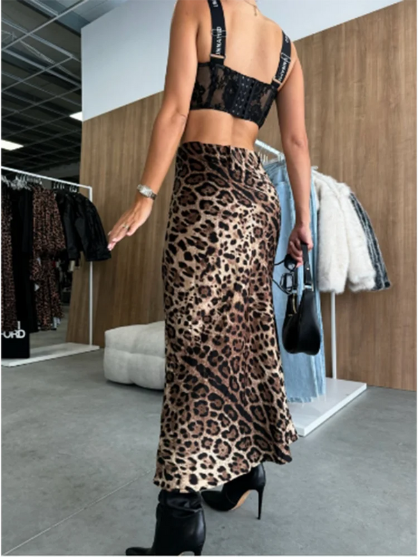 Chic Leopard Print Skirt